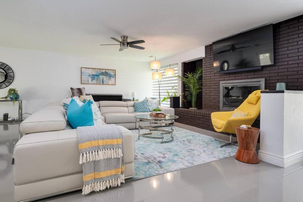 Uf Sunshine House - Patio & Bbq - Chef Kitchen - Ev Car Station - Upscale Neighborhood! Hébergement de vacances *